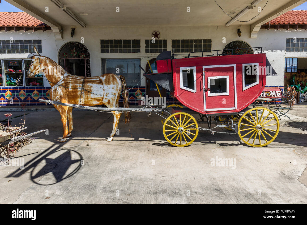 Cavallo di metallo e il trasporto al di fuori del Texas Ranch House, regalo negozio di vendita al dettaglio, Sabinal, Texas, Stati Uniti d'America Foto Stock