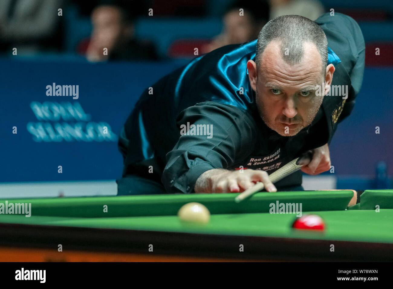 Mark Williams del Galles gioca un colpo di Mark Selby di Inghilterra nel loro terzo round corrispondere durante il 2017 Shanghai Masters snooker nel torneo di Shangha Foto Stock