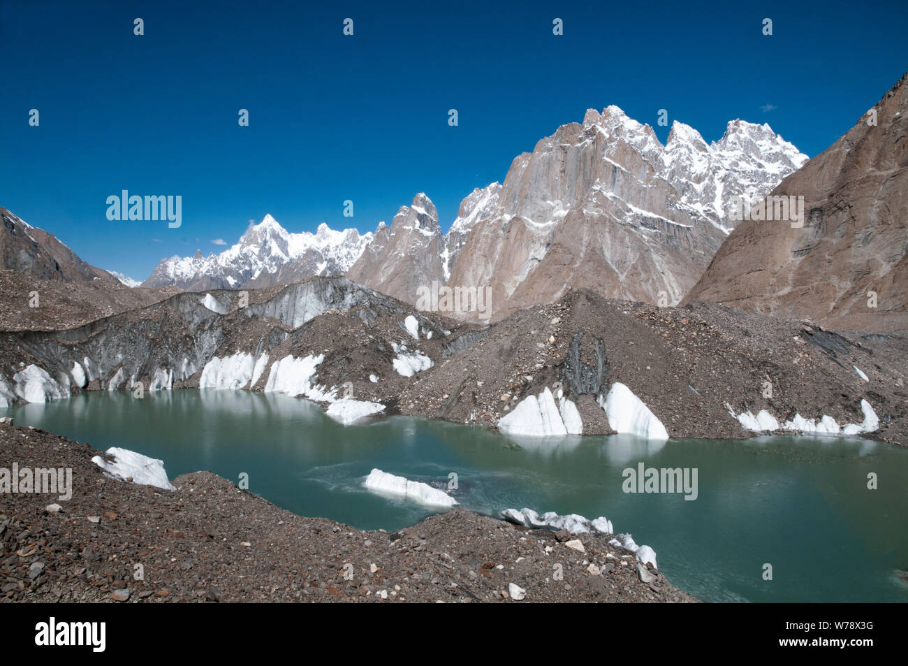 Un lago glaciale in Karakorum, Pakistan Foto Stock