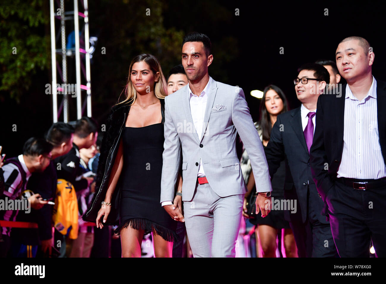 Il calcio israeliano player Eran Zahavi di Guangzhou R&F, centro e sua moglie arrivano sul tappeto rosso per la CSL Football Awards 2017 awards handover c Foto Stock