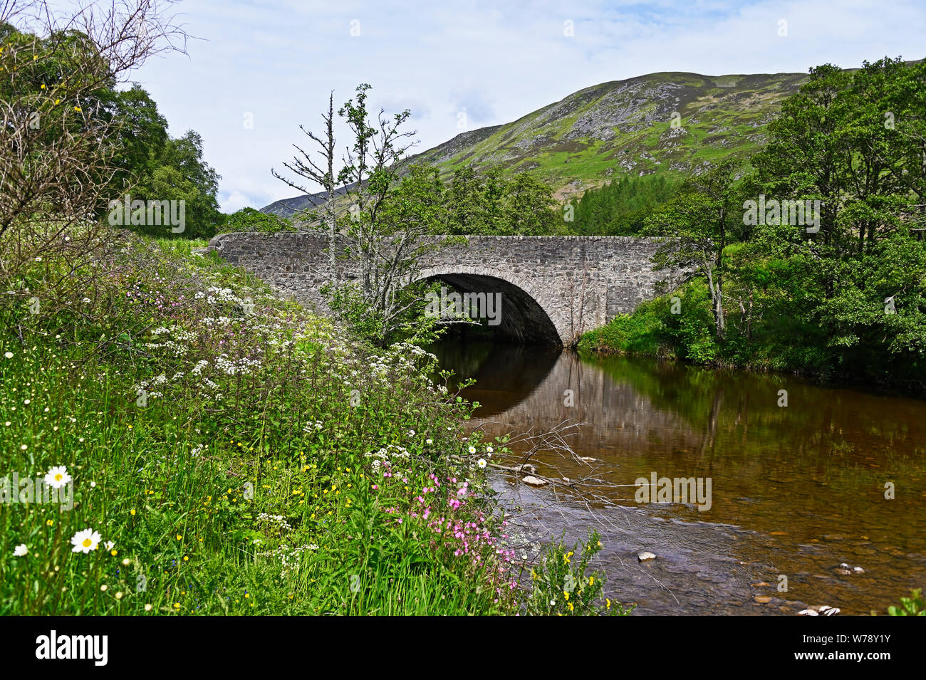 General Wade's Bridge e il fiume Almond. La strada A822 della SMA Glen, Glen Almond, Perth e Kinross, Scozia, Regno Unito, Europa. Foto Stock