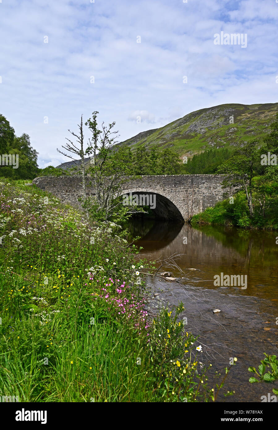 Generale dei salari del ponte e del fiume di mandorla. La A822 strada in Sma' Glen, Glen mandorla, Perth and Kinross, Scotland, Regno Unito, Europa. Foto Stock