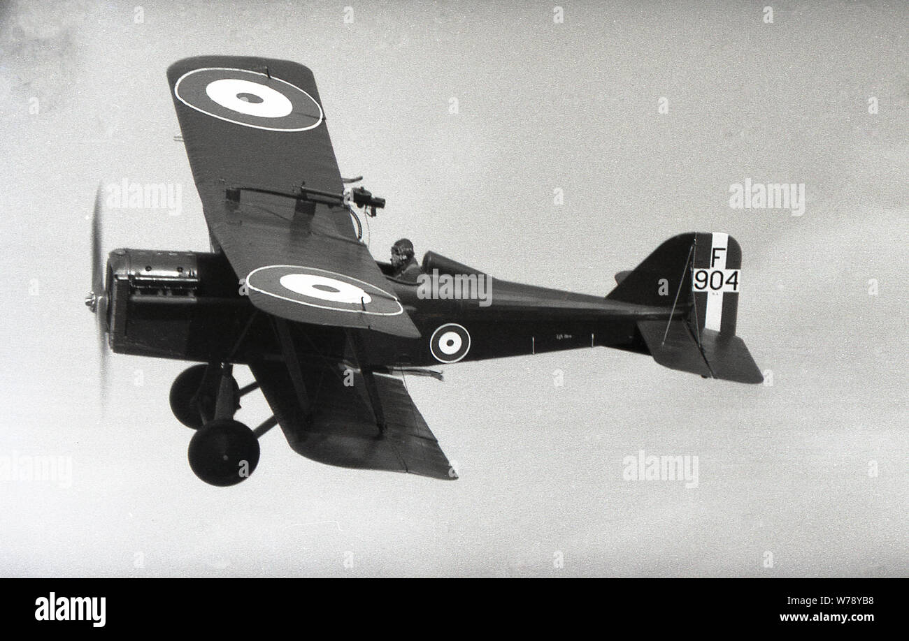 Anni Settanta, storico restaurato di WW1 RAF biplano F.904 volare nel cielo, Inghilterra, Regno Unito. Questo British degli aerei da caccia della Royal Flying Corps era operativa nel 1917 e come uno dei più veloci aerei di guerra è stato descritto dagli esperti come 'Spitfire della Prima Guerra Mondiale". Foto Stock
