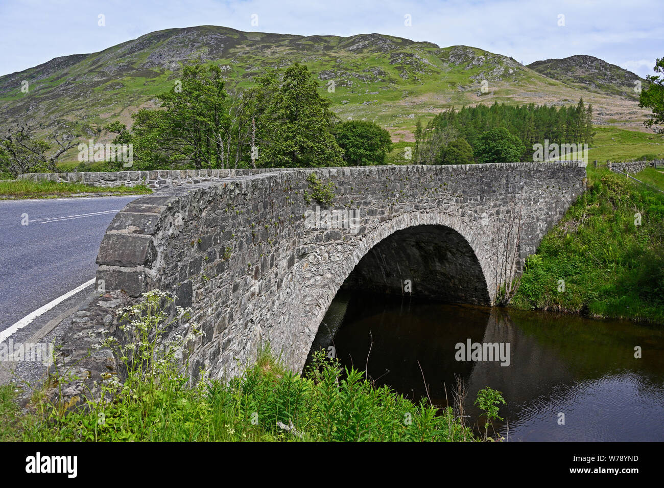 Generale dei salari del ponte e del fiume di mandorla. La A822 strada in Sma' Glen, Glen mandorla, Perth and Kinross, Scotland, Regno Unito, Europa. Foto Stock