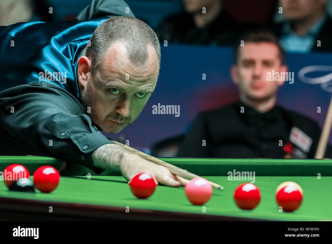 Mark Williams del Galles gioca un colpo di Mark Selby di Inghilterra nel loro terzo round corrispondere durante il 2017 Shanghai Masters snooker nel torneo di Shangha Foto Stock
