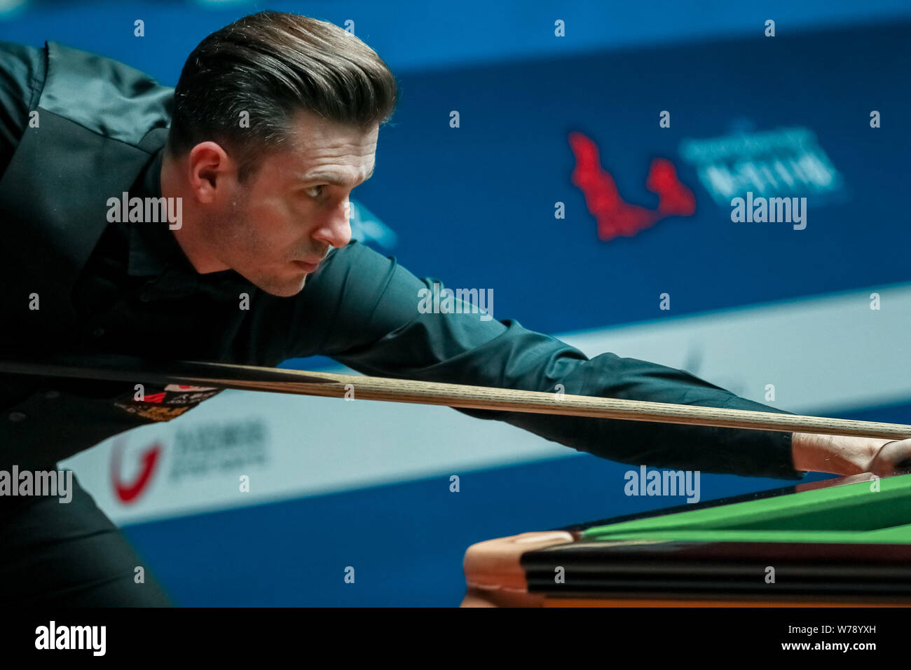 Mark Selby di Inghilterra gioca un colpo di Mark Williams del Galles nel loro terzo round corrispondere durante il 2017 Shanghai Masters snooker nel torneo di Shangha Foto Stock