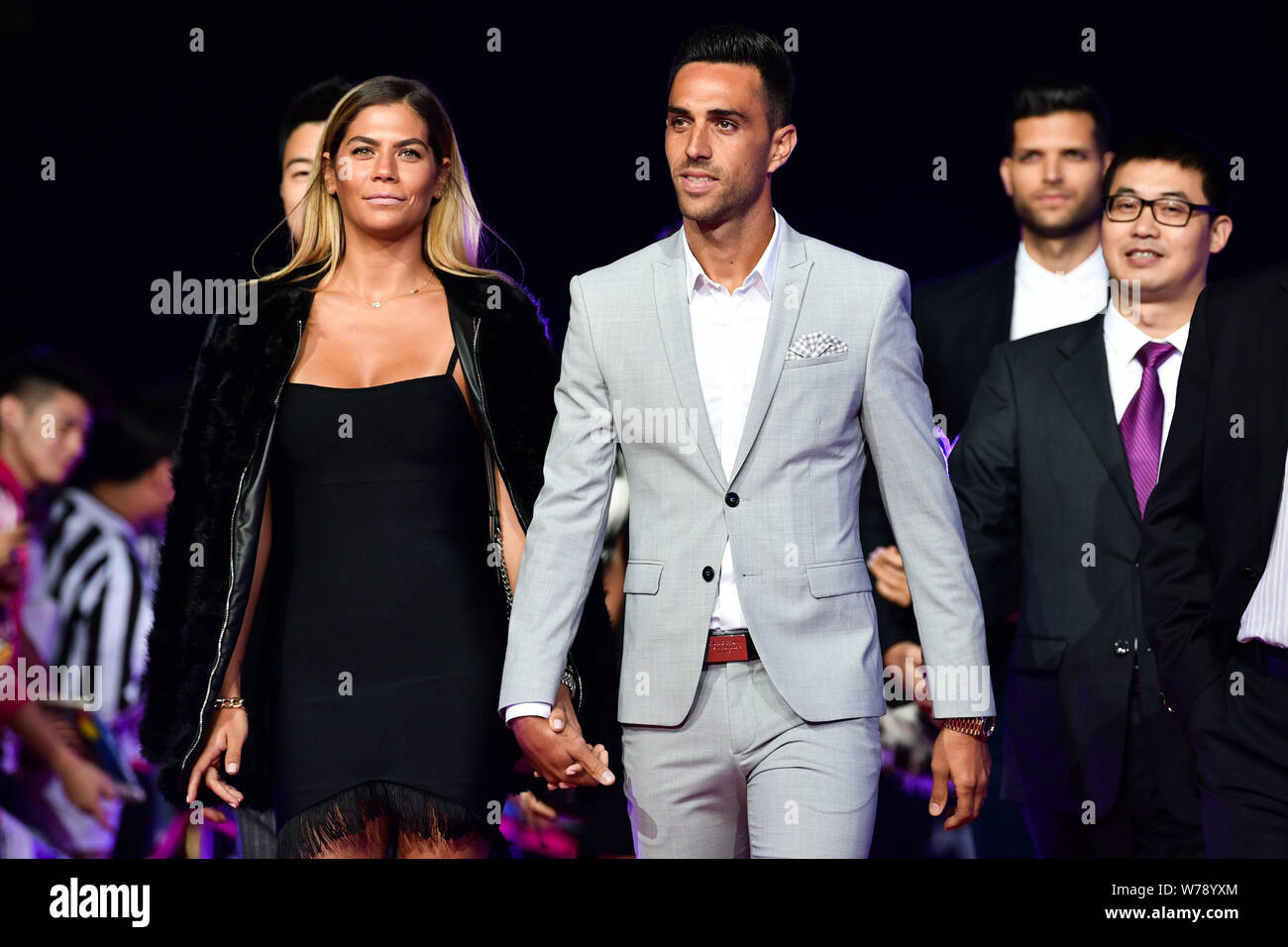 Il calcio israeliano player Eran Zahavi di Guangzhou R&F, centro e sua moglie arrivano sul tappeto rosso per la CSL Football Awards 2017 awards handover c Foto Stock