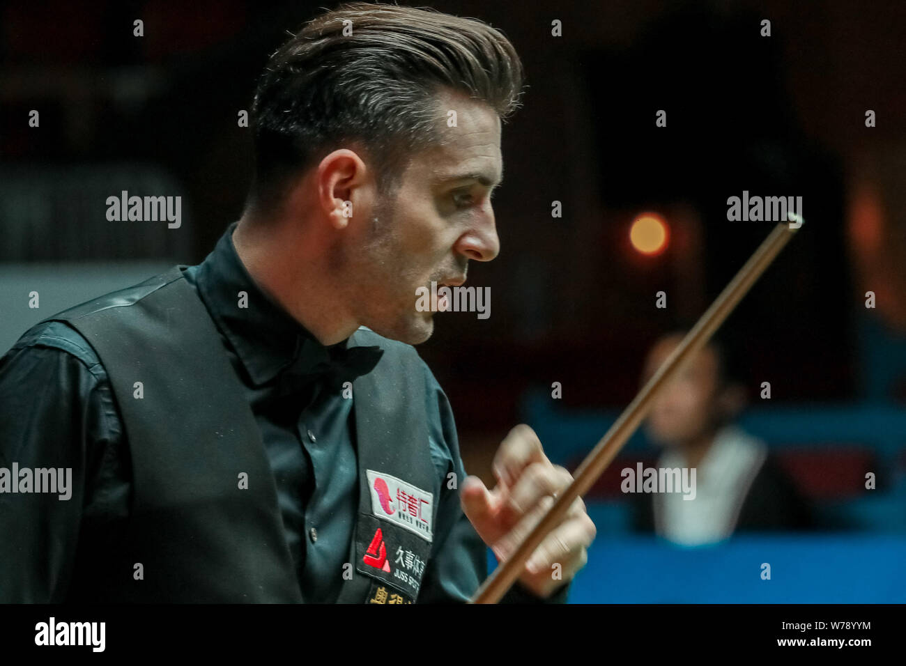 Mark Selby di Inghilterra ritiene che un colpo di Mark Williams del Galles nel loro terzo round corrispondere durante il 2017 Shanghai Masters snooker nel torneo di Sha Foto Stock
