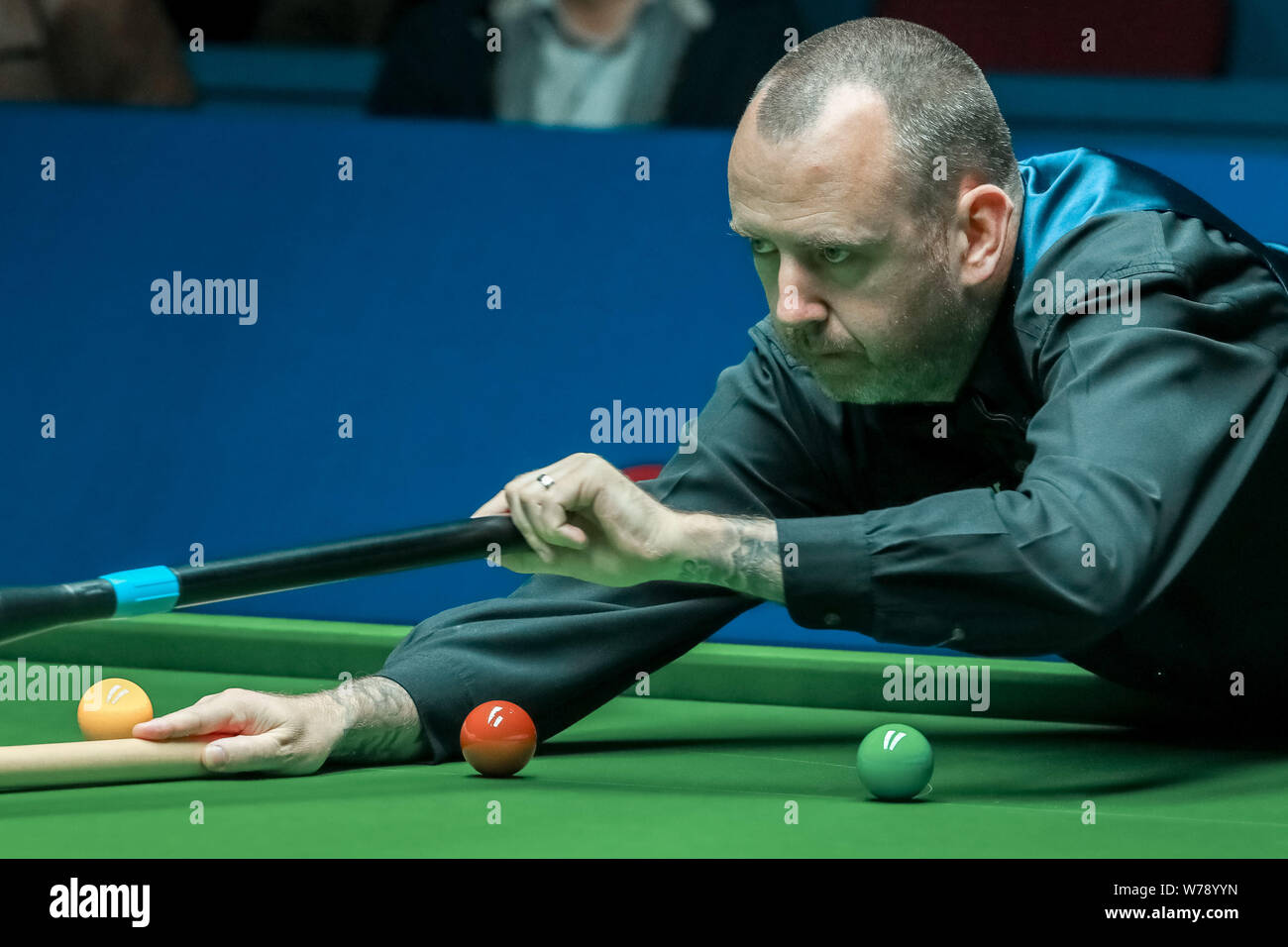 Mark Williams del Galles gioca un colpo di Mark Selby di Inghilterra nel loro terzo round corrispondere durante il 2017 Shanghai Masters snooker nel torneo di Shangha Foto Stock