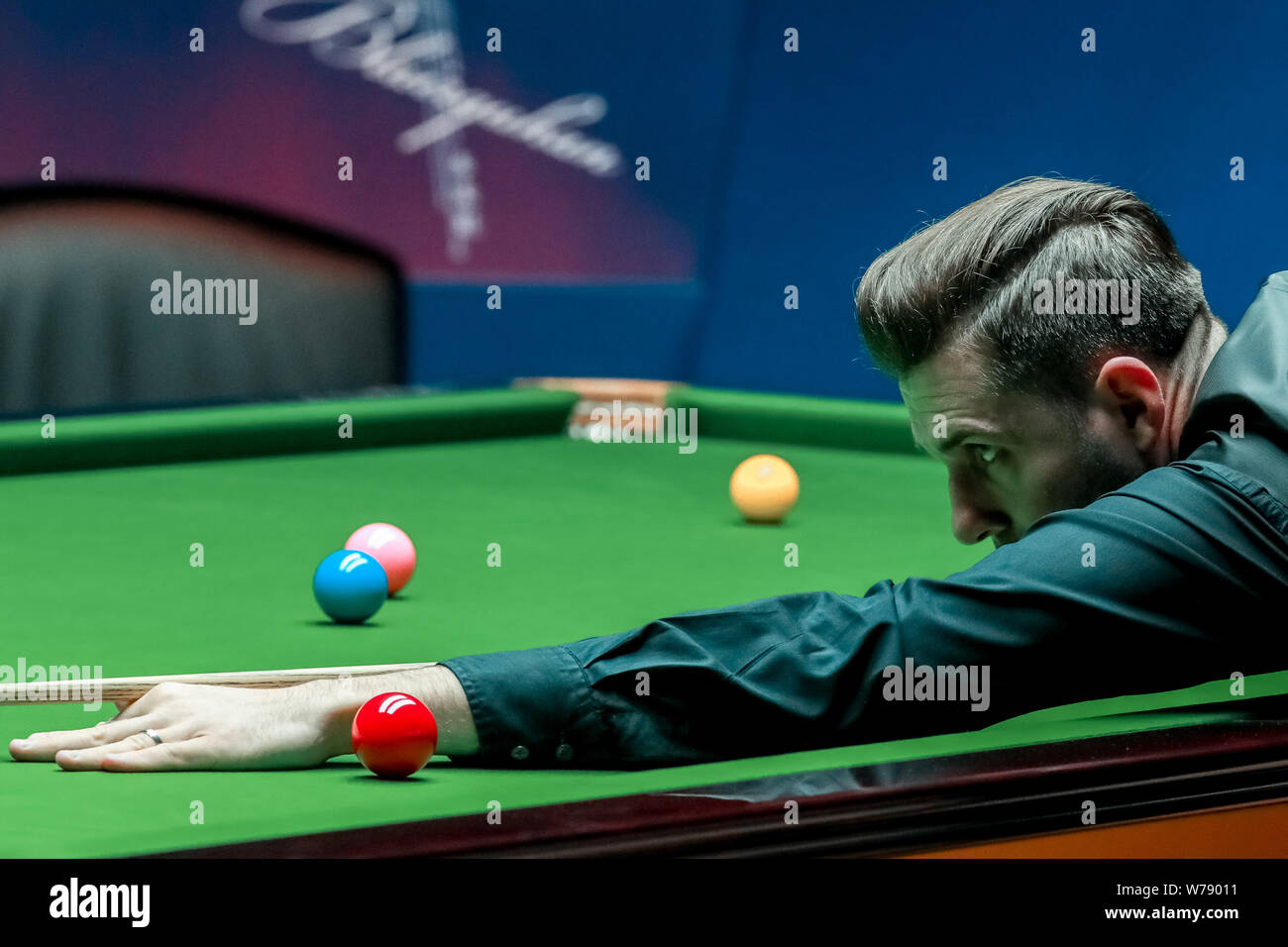 Mark Selby di Inghilterra gioca un colpo di Mark Williams del Galles nel loro terzo round corrispondere durante il 2017 Shanghai Masters snooker nel torneo di Shangha Foto Stock