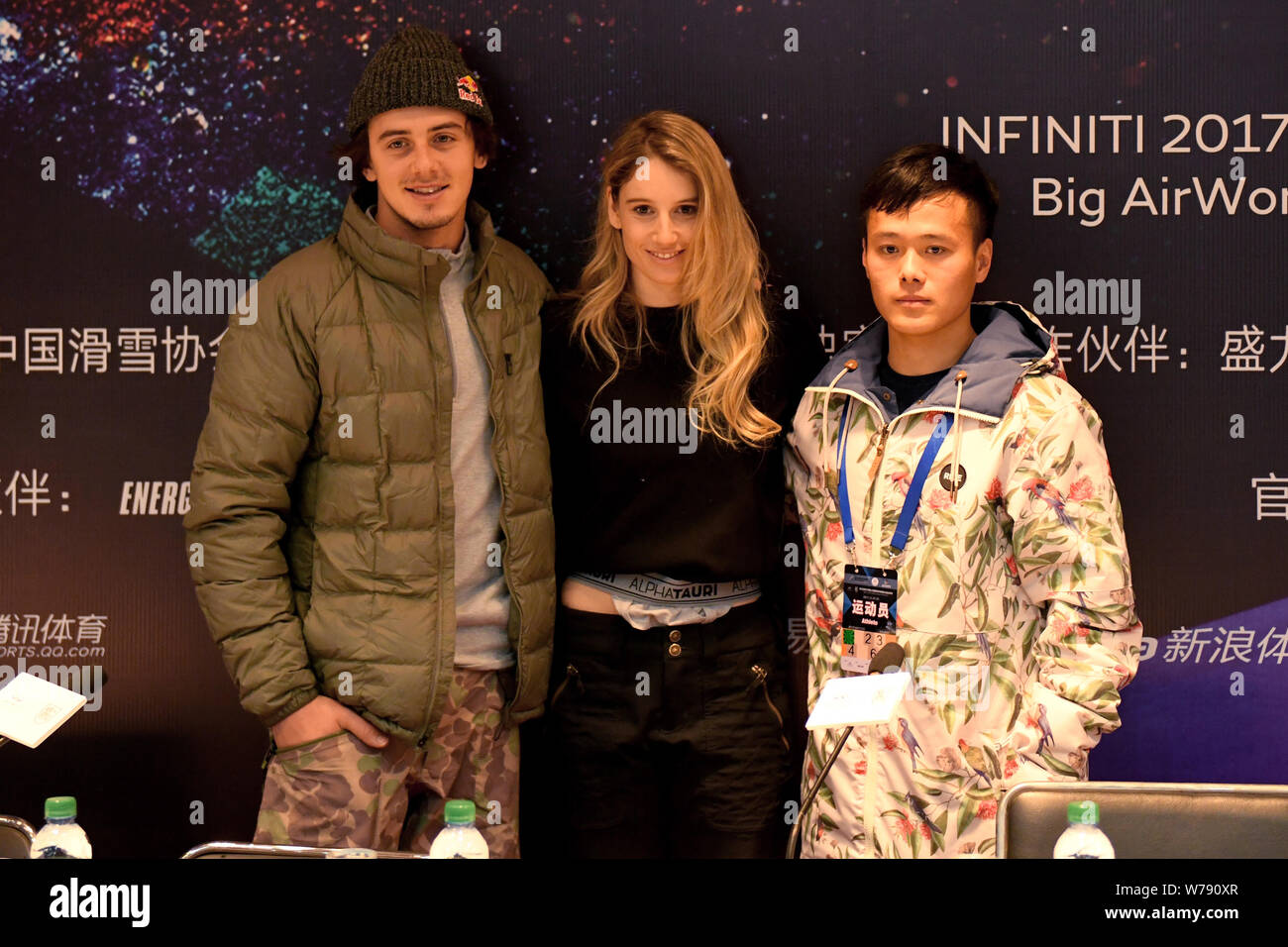 Snowboarder canadese Mark McMorris, sinistra e snowboarder austriaca Anna Gasser, centro di partecipare alla conferenza stampa per il prossimo Infiniti 2017 aria+S Foto Stock
