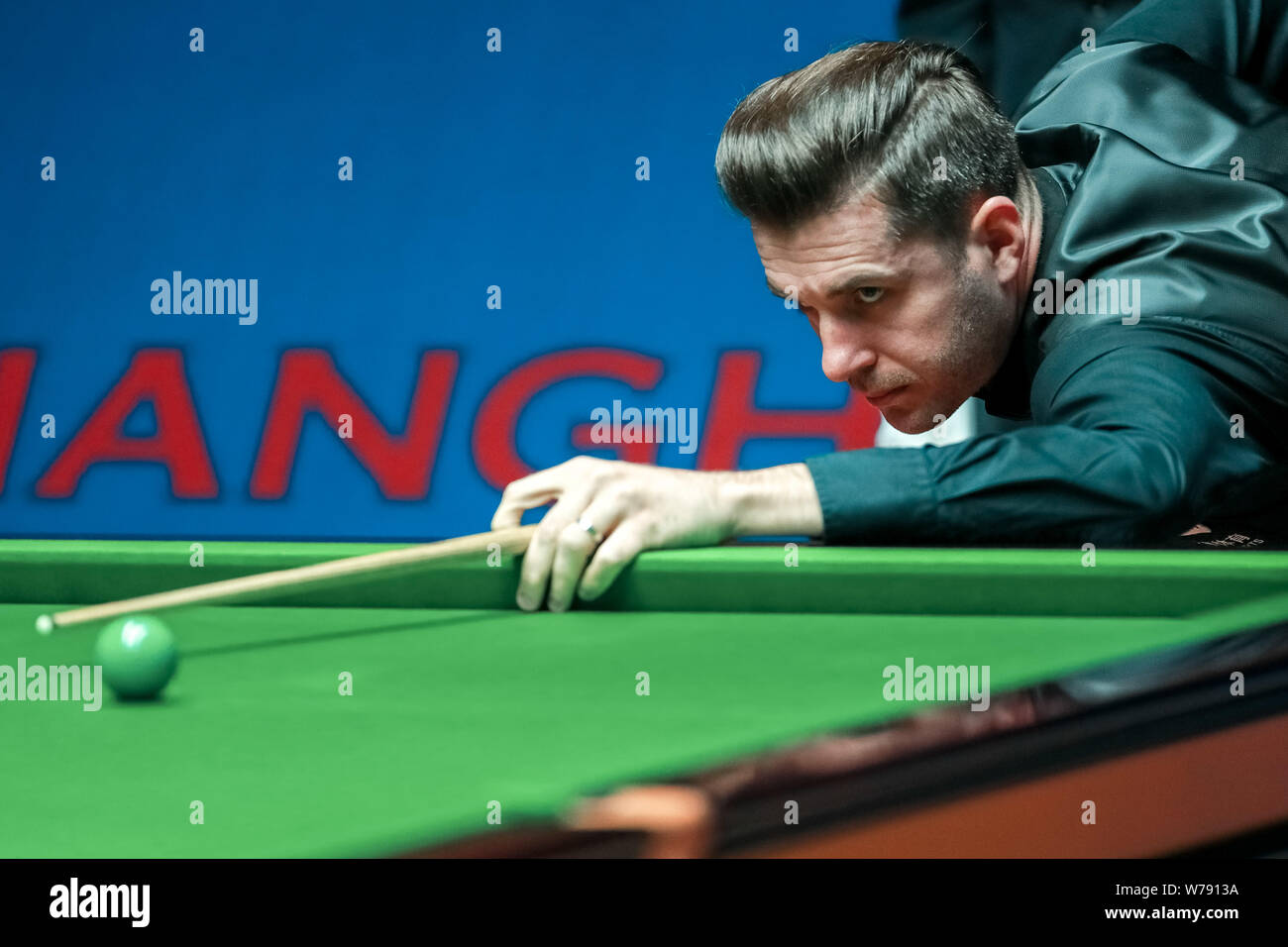 Mark Selby di Inghilterra gioca un colpo di Mark Williams del Galles nel loro terzo round corrispondere durante il 2017 Shanghai Masters snooker nel torneo di Shangha Foto Stock