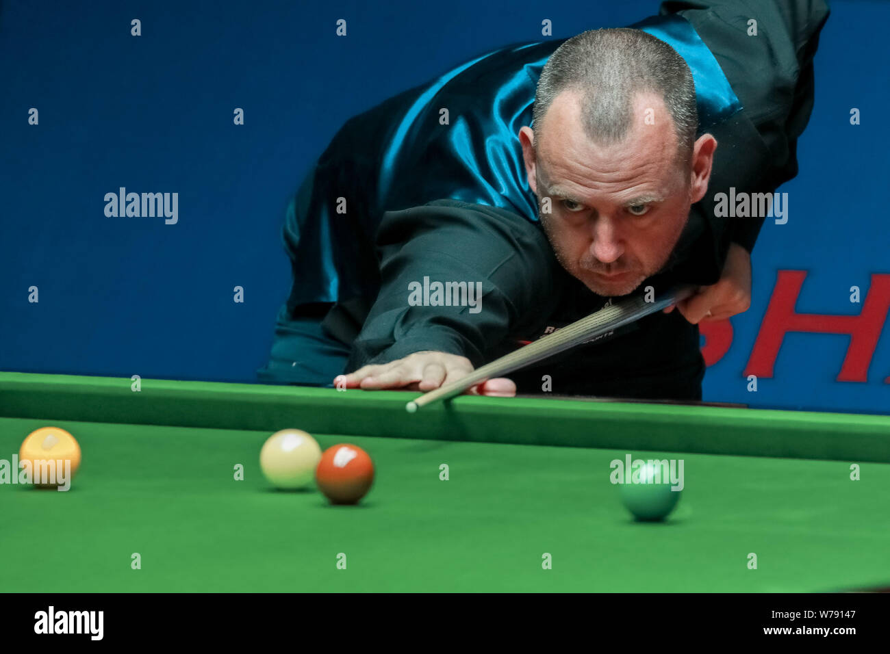 Mark Williams del Galles gioca un colpo di Mark Selby di Inghilterra nel loro terzo round corrispondere durante il 2017 Shanghai Masters snooker nel torneo di Shangha Foto Stock