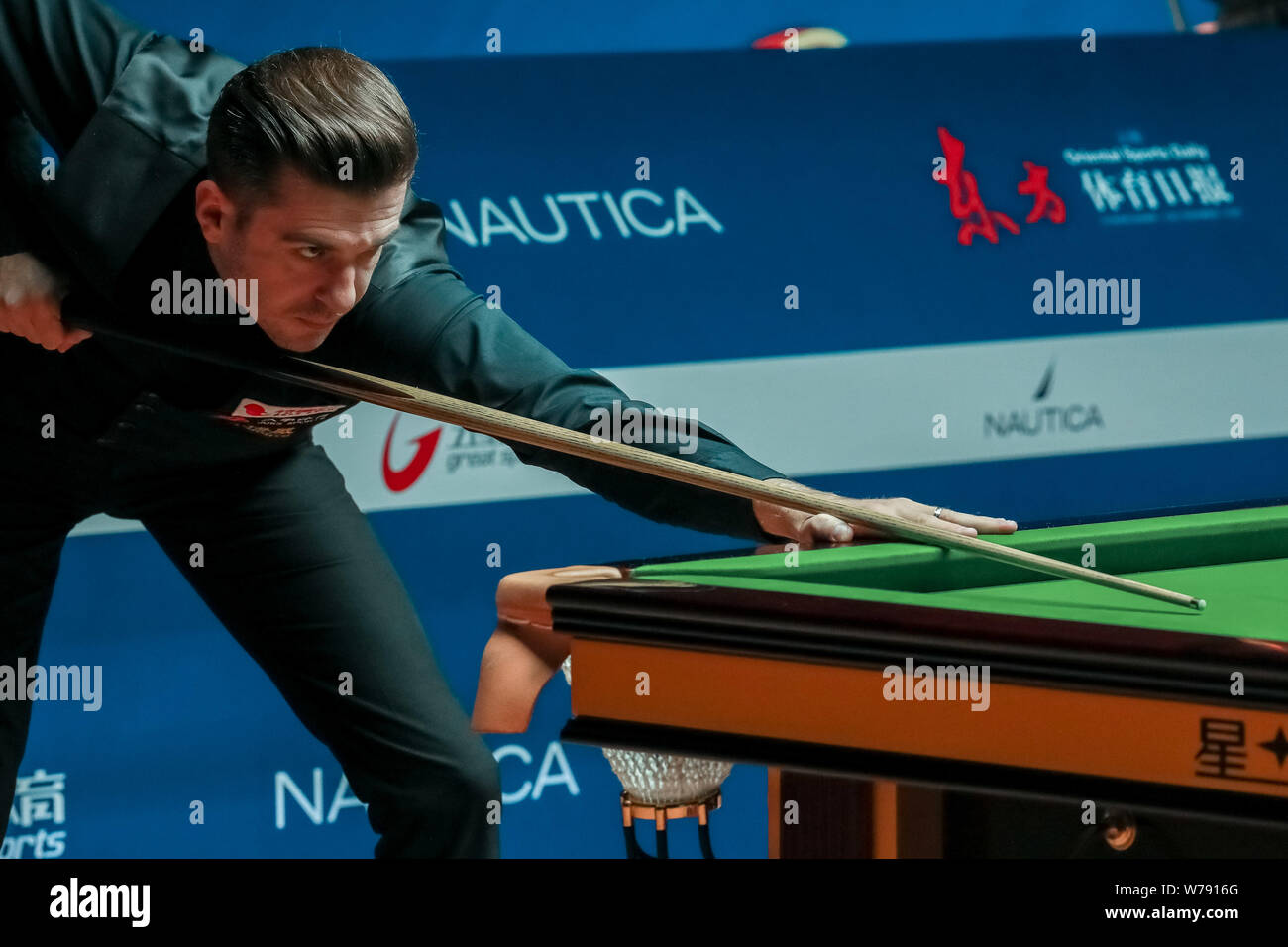 Mark Selby di Inghilterra gioca un colpo di Mark Williams del Galles nel loro terzo round corrispondere durante il 2017 Shanghai Masters snooker nel torneo di Shangha Foto Stock