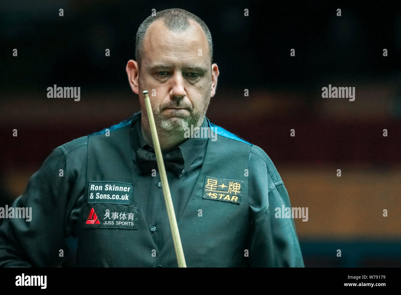 Mark Williams del Galles ritiene che un colpo di Mark Selby di Inghilterra nel loro terzo round corrispondere durante il 2017 Shanghai Masters snooker nel torneo di Sha Foto Stock