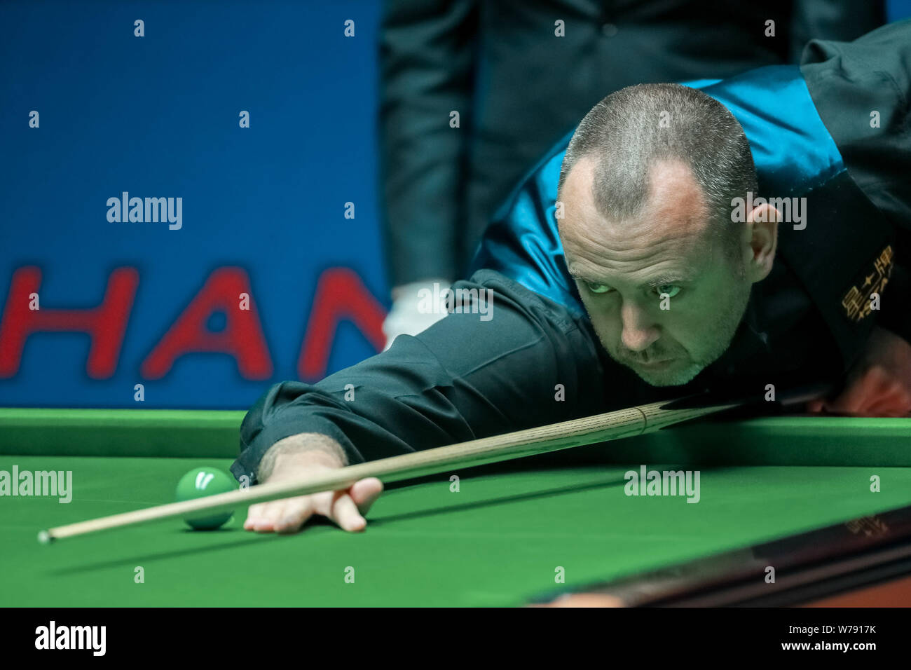 Mark Williams del Galles gioca un colpo di Mark Selby di Inghilterra nel loro terzo round corrispondere durante il 2017 Shanghai Masters snooker nel torneo di Shangha Foto Stock