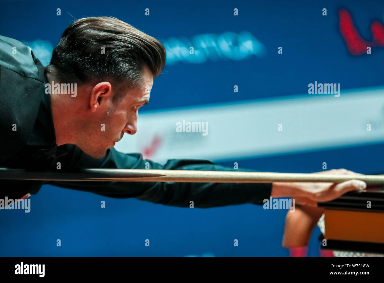 Mark Selby di Inghilterra gioca un colpo di Mark Williams del Galles nel loro terzo round corrispondere durante il 2017 Shanghai Masters snooker nel torneo di Shangha Foto Stock