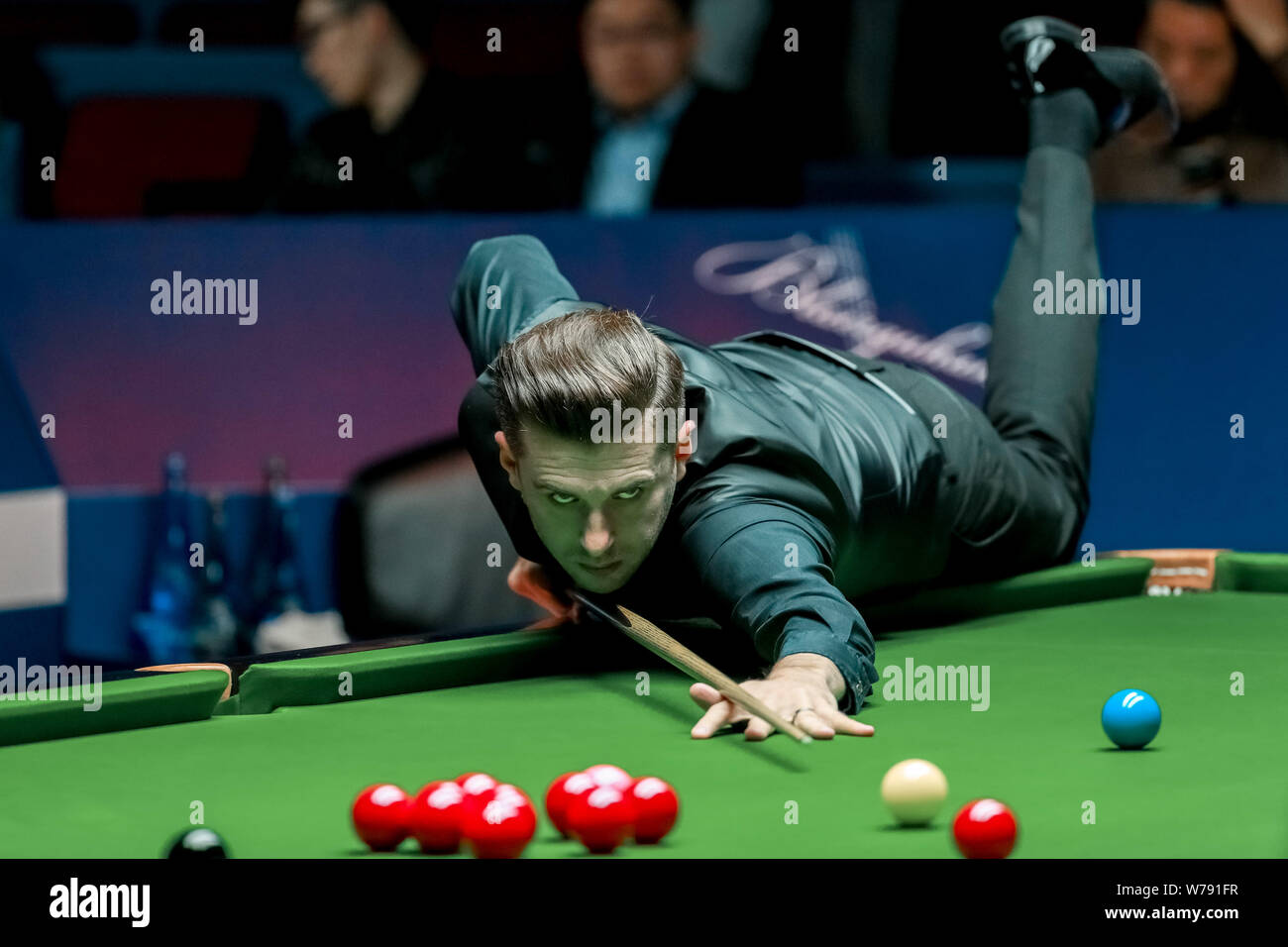 Mark Selby di Inghilterra gioca un colpo di Mark Williams del Galles nel loro terzo round corrispondere durante il 2017 Shanghai Masters snooker nel torneo di Shangha Foto Stock