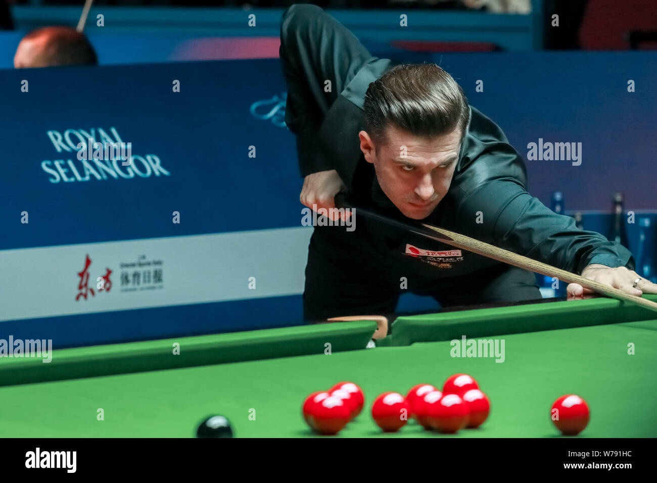 Mark Selby di Inghilterra gioca un colpo di Mark Williams del Galles nel loro terzo round corrispondere durante il 2017 Shanghai Masters snooker nel torneo di Shangha Foto Stock