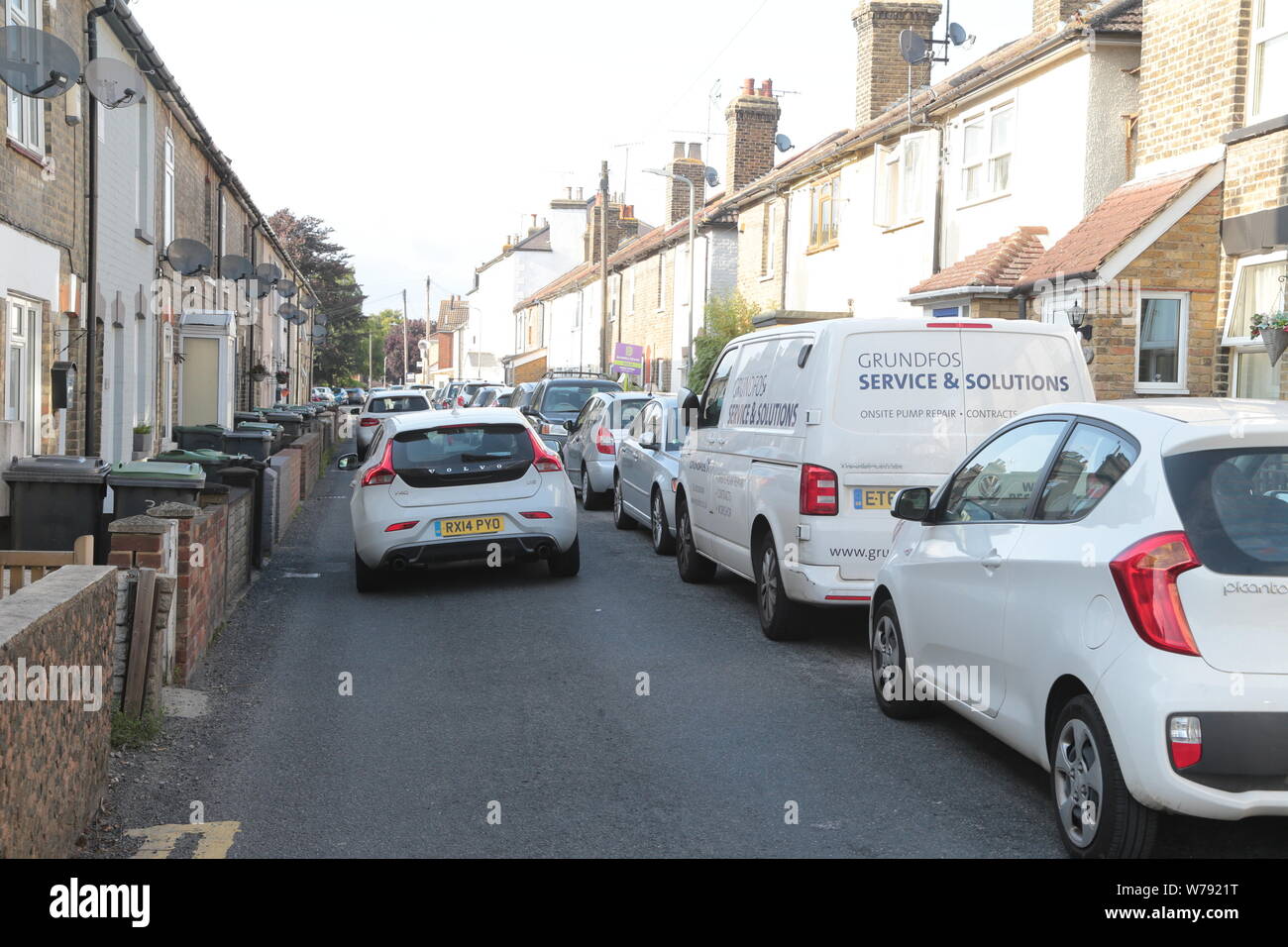 Wouldham High Street Kent, la strada stretta e automobili parcheggiate sta causando inceppamenti di traffico e problemi. Foto Stock