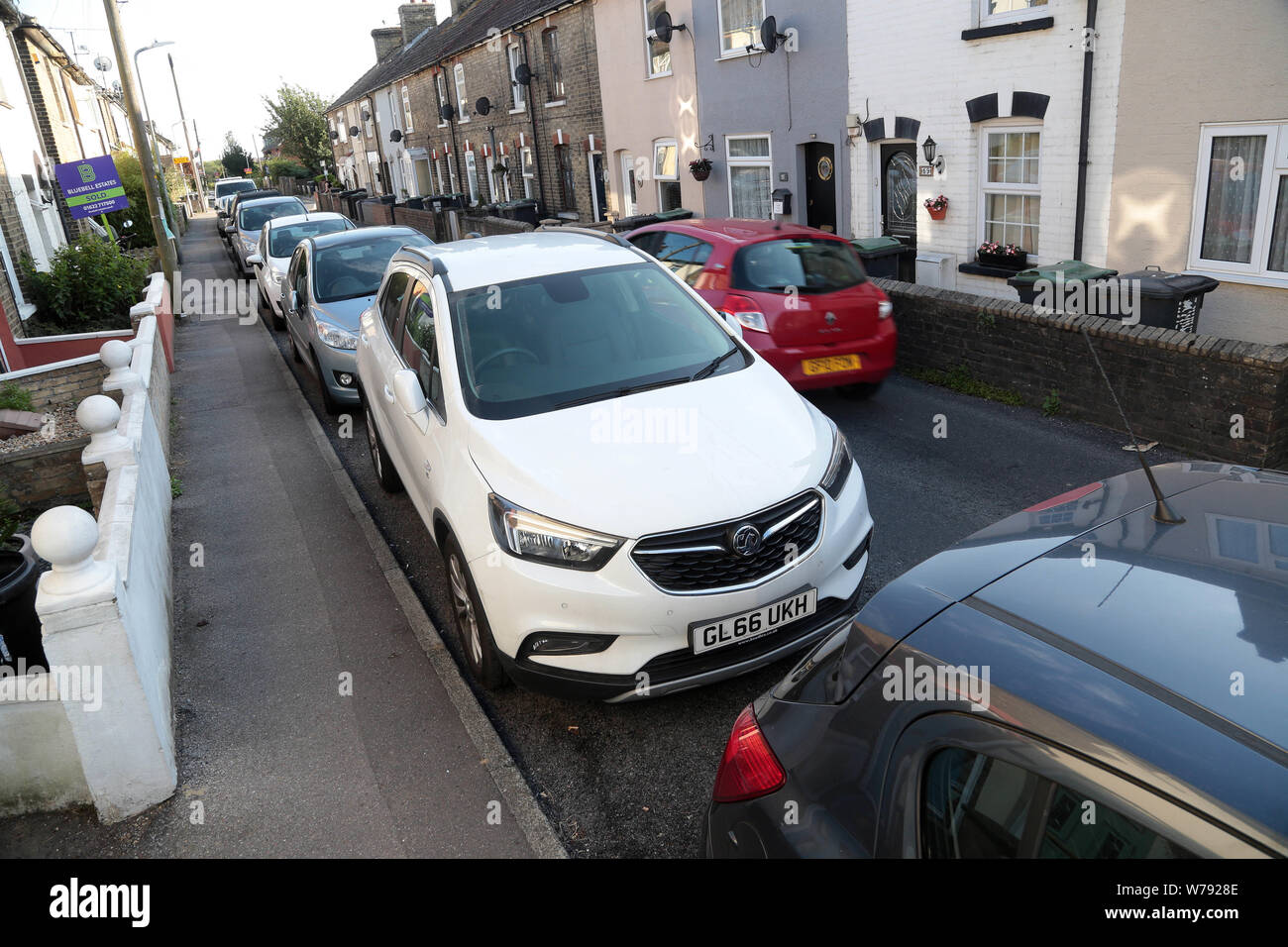 Wouldham High Street Kent, la strada stretta e automobili parcheggiate sta causando inceppamenti di traffico e problemi. Foto Stock