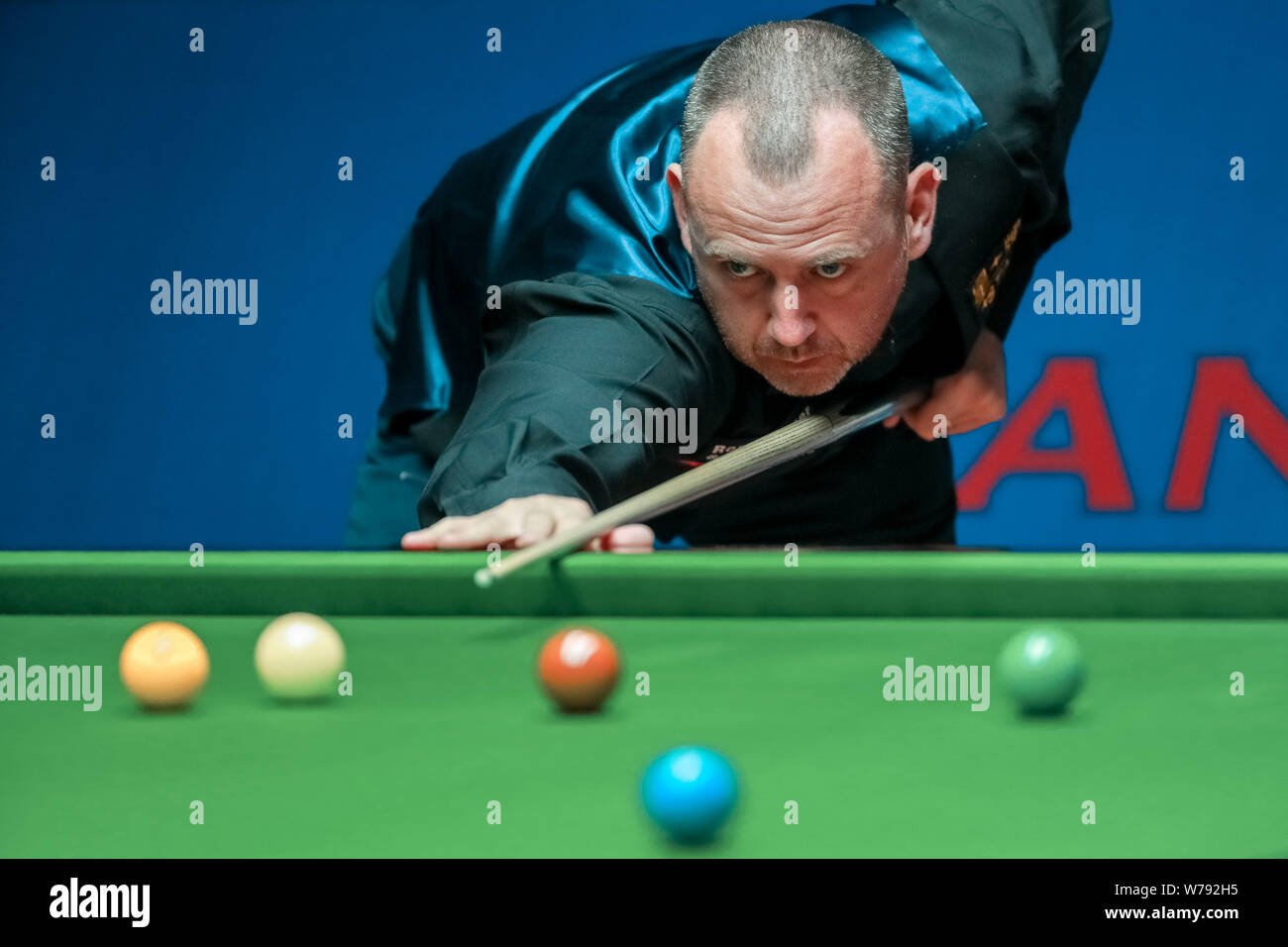 Mark Williams del Galles gioca un colpo di Mark Selby di Inghilterra nel loro terzo round corrispondere durante il 2017 Shanghai Masters snooker nel torneo di Shangha Foto Stock