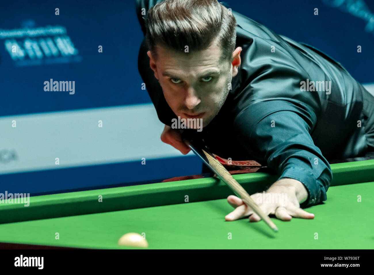 Mark Selby di Inghilterra gioca un colpo di Mark Williams del Galles nel loro terzo round corrispondere durante il 2017 Shanghai Masters snooker nel torneo di Shangha Foto Stock