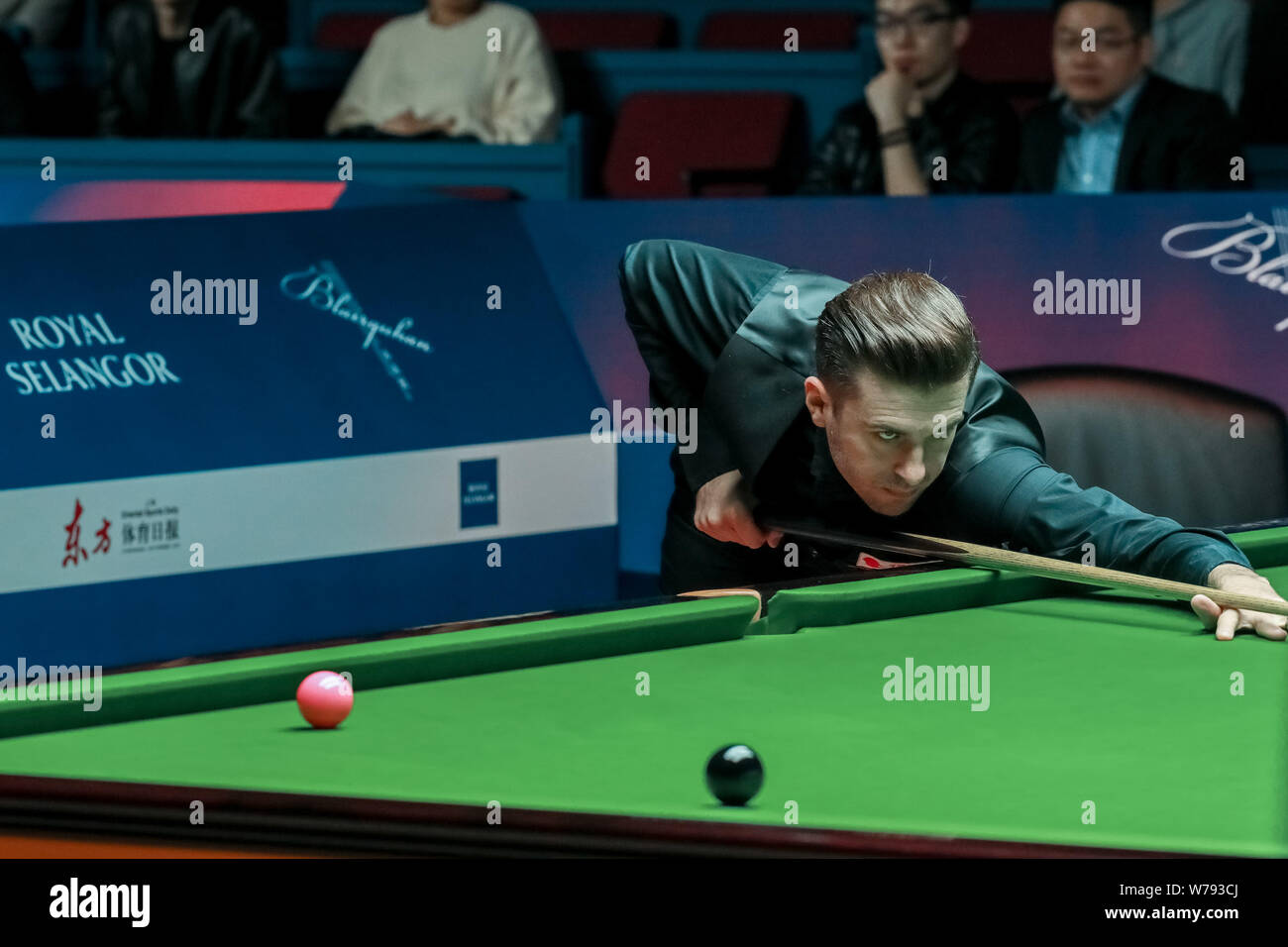 Mark Selby di Inghilterra gioca un colpo di Mark Williams del Galles nel loro terzo round corrispondere durante il 2017 Shanghai Masters snooker nel torneo di Shangha Foto Stock