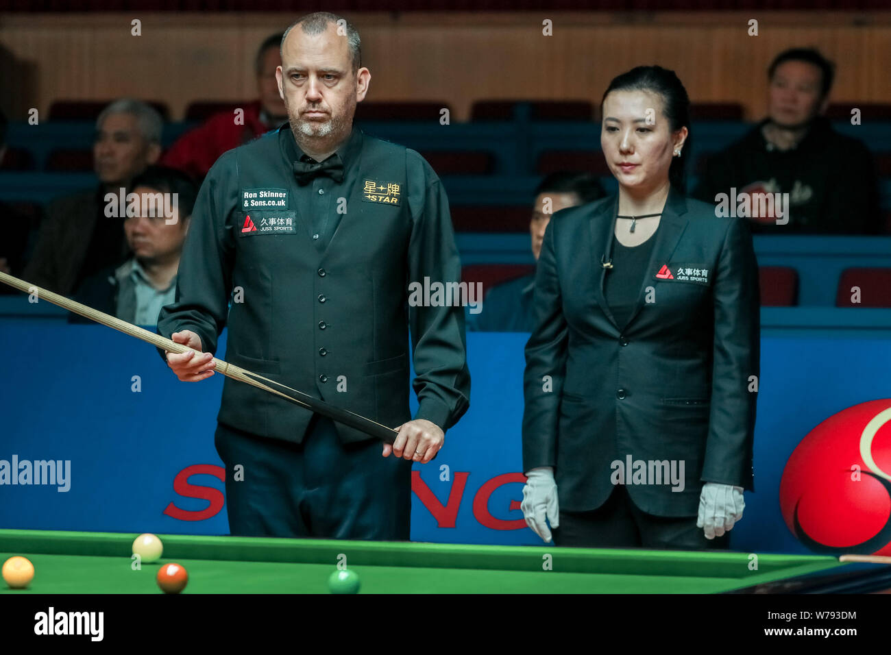 Mark Williams del Galles ritiene che un colpo di Mark Selby di Inghilterra nel loro terzo round corrispondere durante il 2017 Shanghai Masters snooker nel torneo di Sha Foto Stock