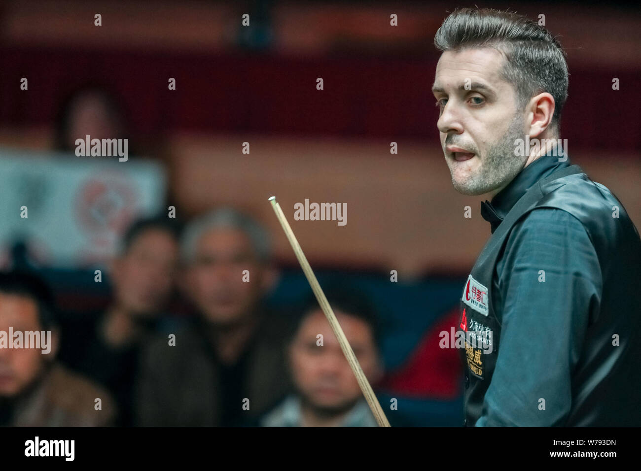 Mark Selby di Inghilterra ritiene che un colpo di Mark Williams del Galles nel loro terzo round corrispondere durante il 2017 Shanghai Masters snooker nel torneo di Sha Foto Stock