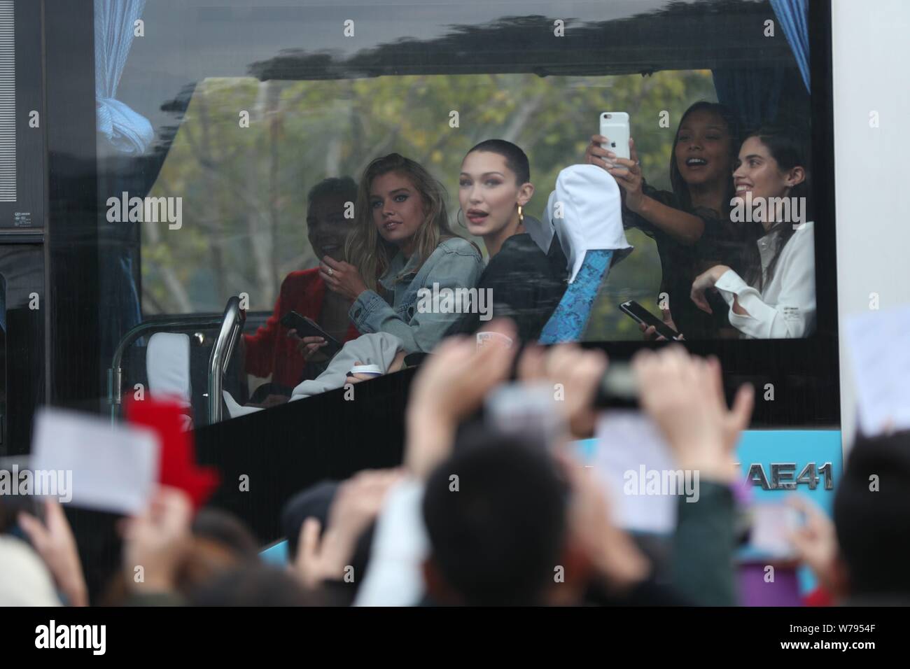 Victoria's Secret Angeli e British-New Zealander modello di moda Stella Maxwell, modello americano Bella Hadid, modello brasiliano Lais Ribeiro e Portugue Foto Stock