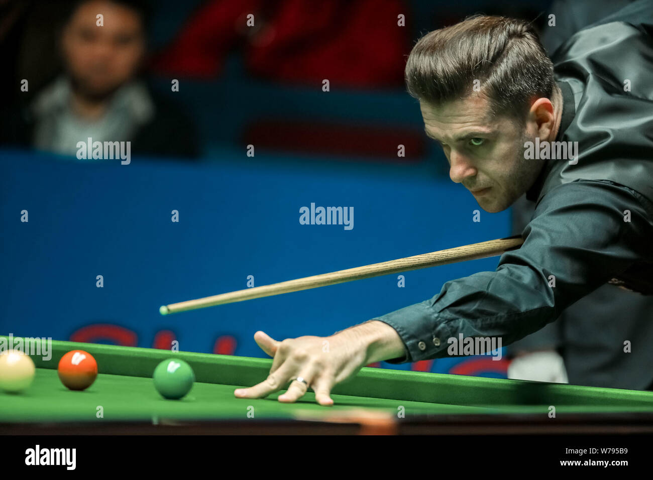 Mark Selby di Inghilterra gioca un colpo di Mark Williams del Galles nel loro terzo round corrispondere durante il 2017 Shanghai Masters snooker nel torneo di Shangha Foto Stock