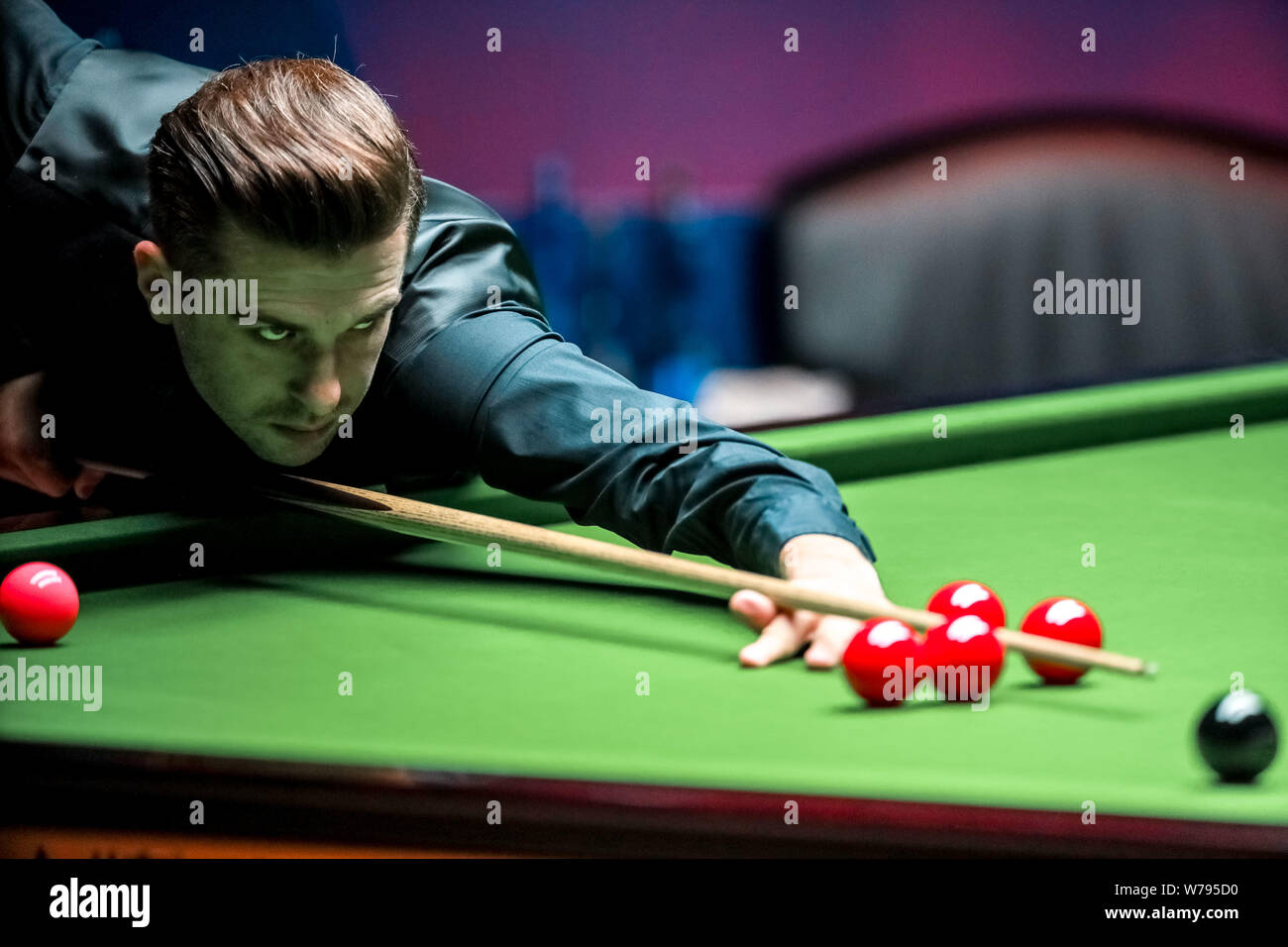 Mark Selby di Inghilterra gioca un colpo di Mark Williams del Galles nel loro terzo round corrispondere durante il 2017 Shanghai Masters snooker nel torneo di Shangha Foto Stock