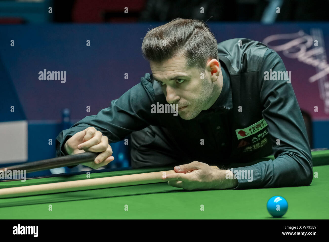 Mark Selby di Inghilterra gioca un colpo di Mark Williams del Galles nel loro terzo round corrispondere durante il 2017 Shanghai Masters snooker nel torneo di Shangha Foto Stock