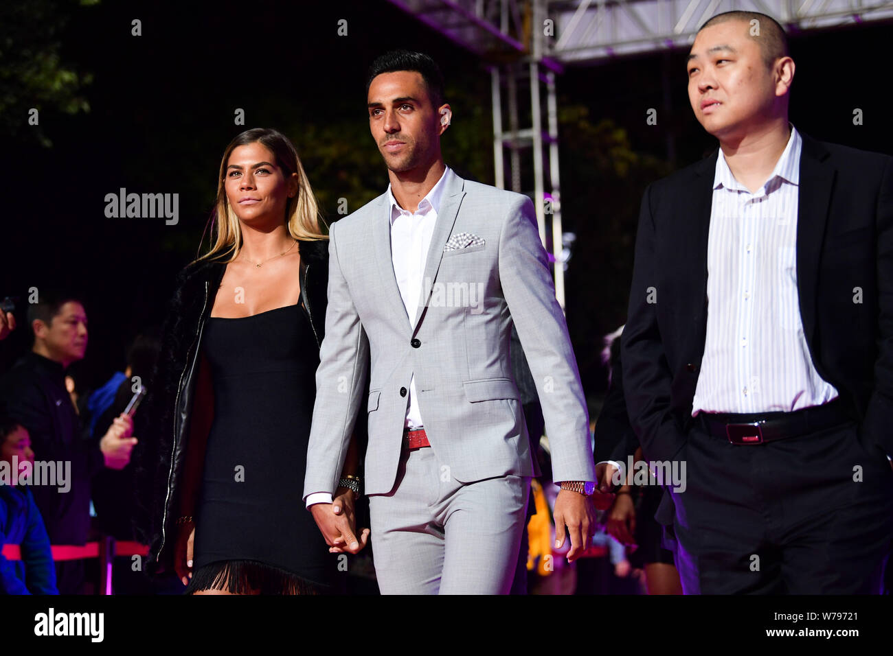 Il calcio israeliano player Eran Zahavi di Guangzhou R&F, centro e sua moglie arrivano sul tappeto rosso per la CSL Football Awards 2017 awards handover c Foto Stock