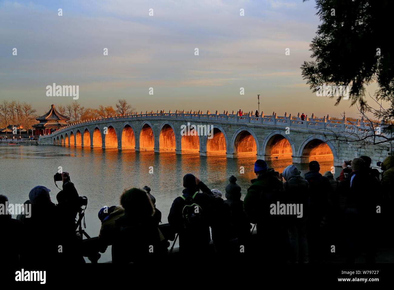 Il Seventeen-Arch Ponte sul Lago Kunming è accesa fino al tramonto presso il Palazzo estivo a Pechino in Cina, 29 novembre 2017. Il ponte Seventeen-Arch Foto Stock