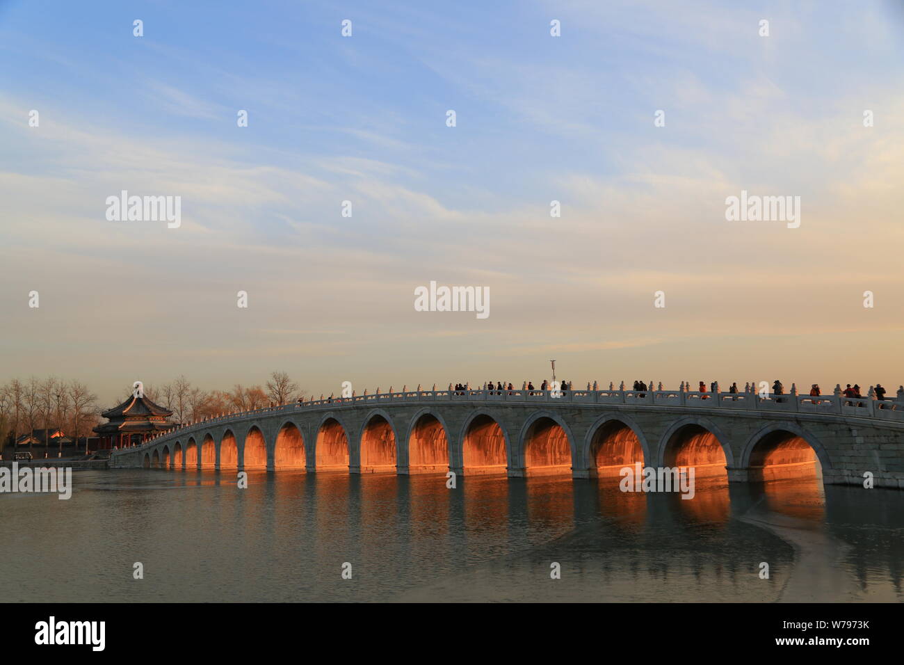 Il Seventeen-Arch Ponte sul Lago Kunming è accesa fino al tramonto presso il Palazzo estivo a Pechino in Cina, 29 novembre 2017. Il ponte Seventeen-Arch Foto Stock