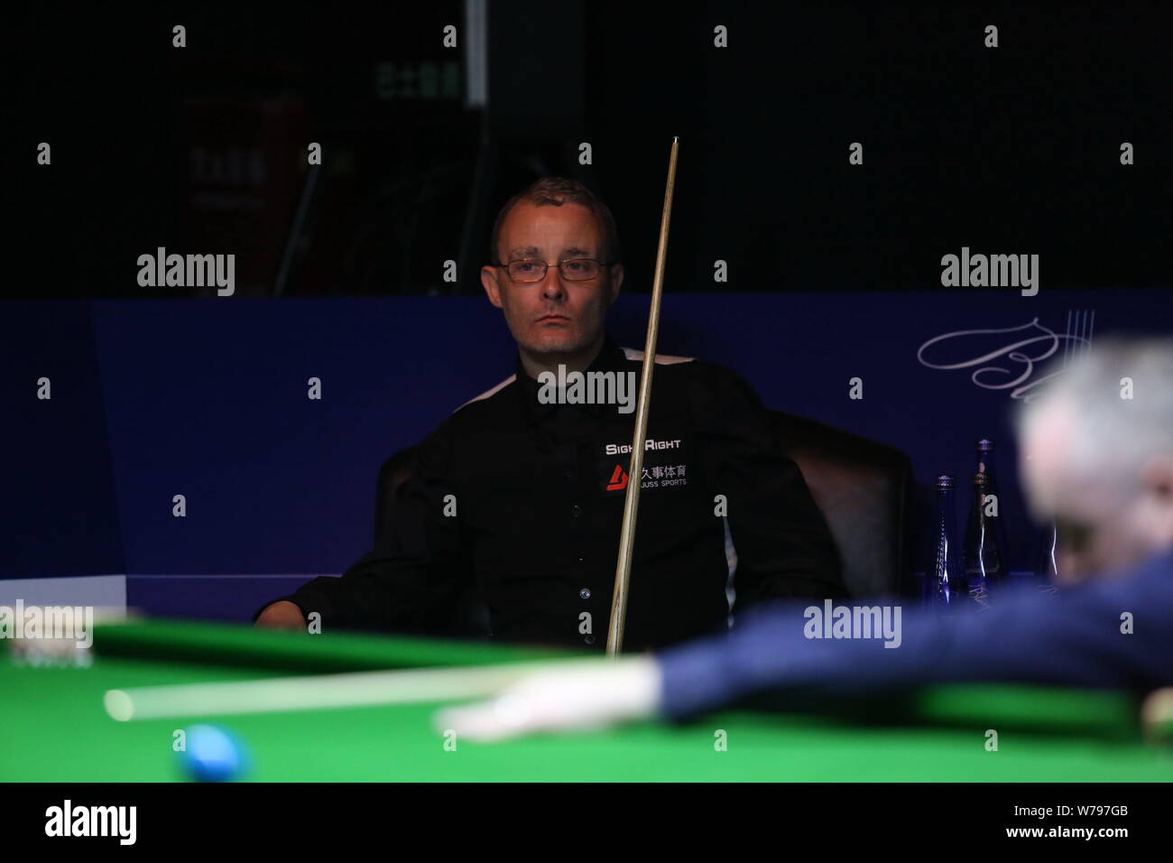 Martin Gould di Inghilterra orologi John Higgins della Scozia a giocare nel loro quarterfinal match durante il 2017 Shanghai Masters snooker nel torneo di Sh Foto Stock