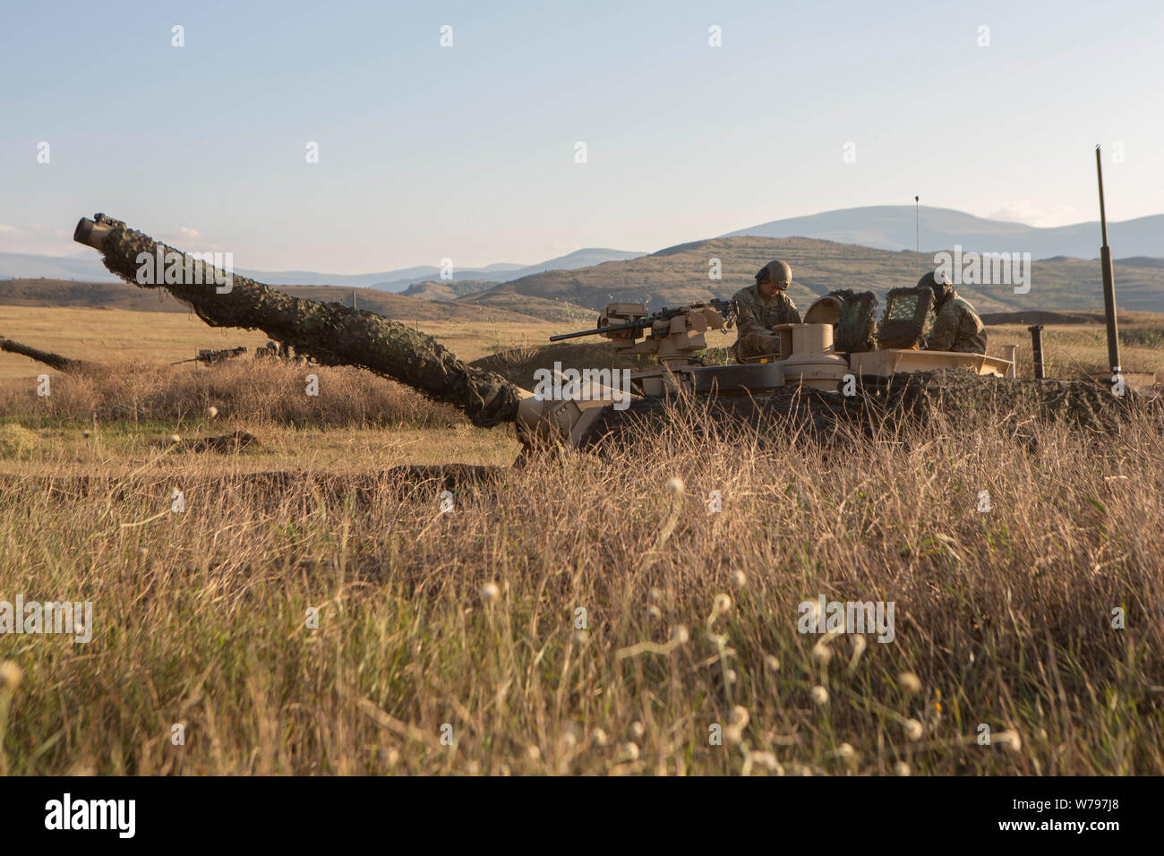 Stati Uniti Soldati, con 1° Brigata corazzate contro la squadra, 1a divisione di fanteria, stadio a M1A2 Abrams serbatoio in una posizione di combattimento mentre si conduce una prova per una gamma di meccanizzato durante l'esercizio dello spirito Agile 2019 in Orpholo, Georgia, 3 agosto 2019. AgS19 è un giunto, multinazionale di esercizio che migliora la U.S., Georgiano, alleati e partner letalità di forze, di interoperabilità e di disponibilità in un addestramento realistico ambiente. (U.S. Marine Corps foto di Sgt. Williams Quinteros) Foto Stock