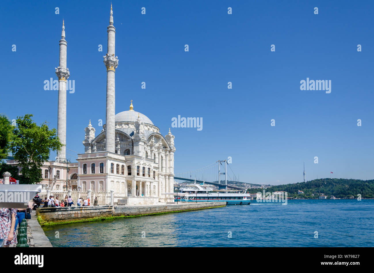 Istanbul, Turchia-Luglio 07, 2019: Moschea Ortakoy (grande moschea di Mecidiye)e turisti Foto Stock