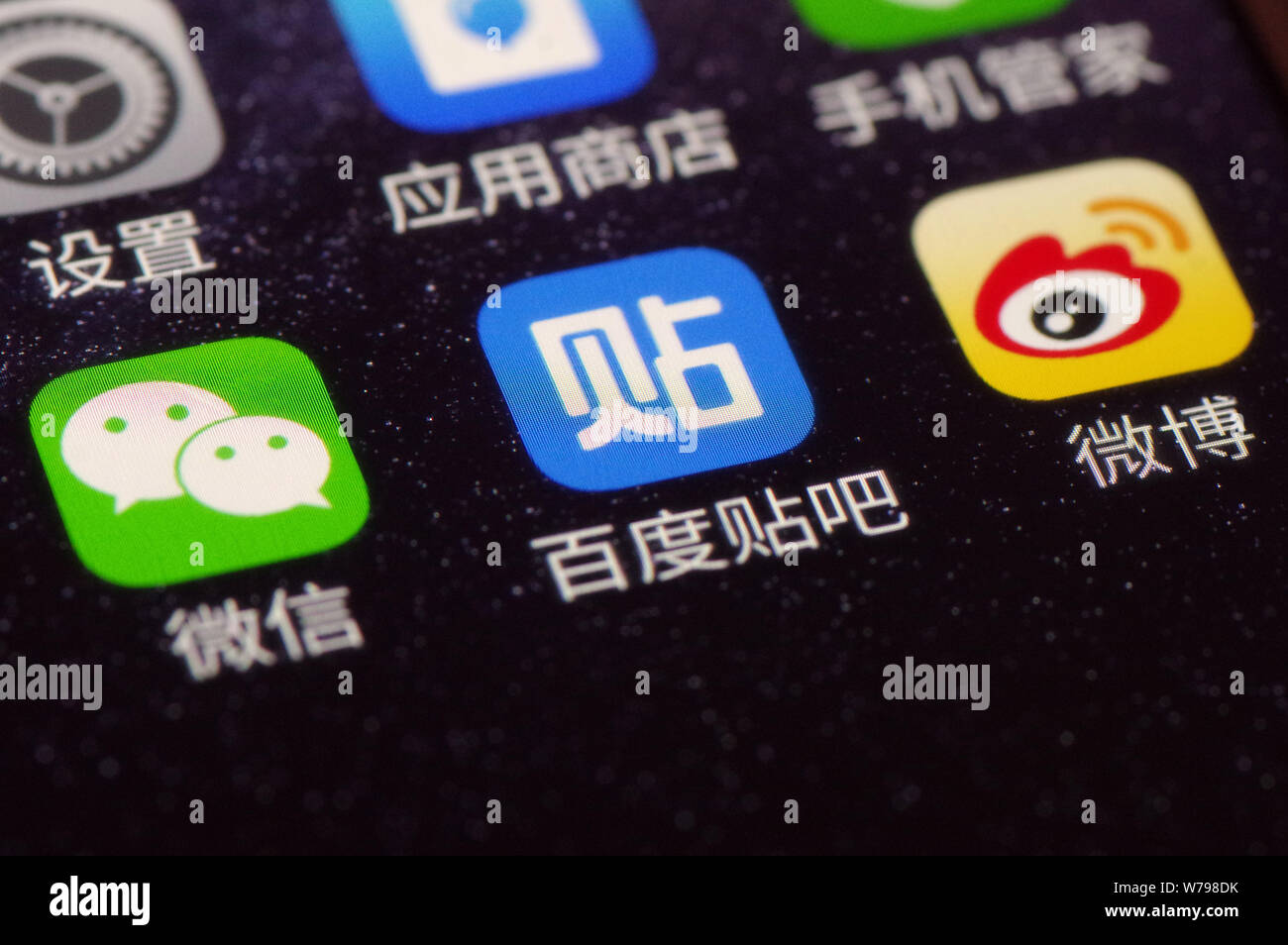 --FILE--un cinese utente del telefono mobile mostra le icone delle app di messaggistica Weixin o WeChat, sinistra, di Tencent, Baidu Tieba, centro e Weibo, a destra il T Foto Stock