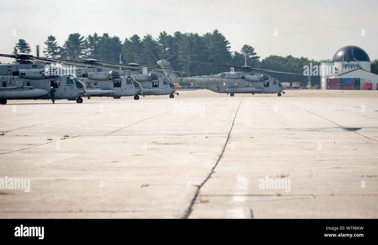 Tutti e quattro i CH-53E Super stalloni con Marine elicottero pesante Squadron (HMH) 461, preparare per estrarre la linea di volo, concludendo la distribuzione per l'evento di formazione a Brunswick, Maine, luglio 24, 2019. Lo scopo di HMH-461's deployment per la formazione è di aumentare lo squadrone il Proficiency in terreno montuoso operazioni, per condurre una missione compiti essenziali in un ambiente stimolante e migliorare la prontezza di combattimento. (U.S. Marine Corps foto di Cpl. Micha Pierce) Foto Stock