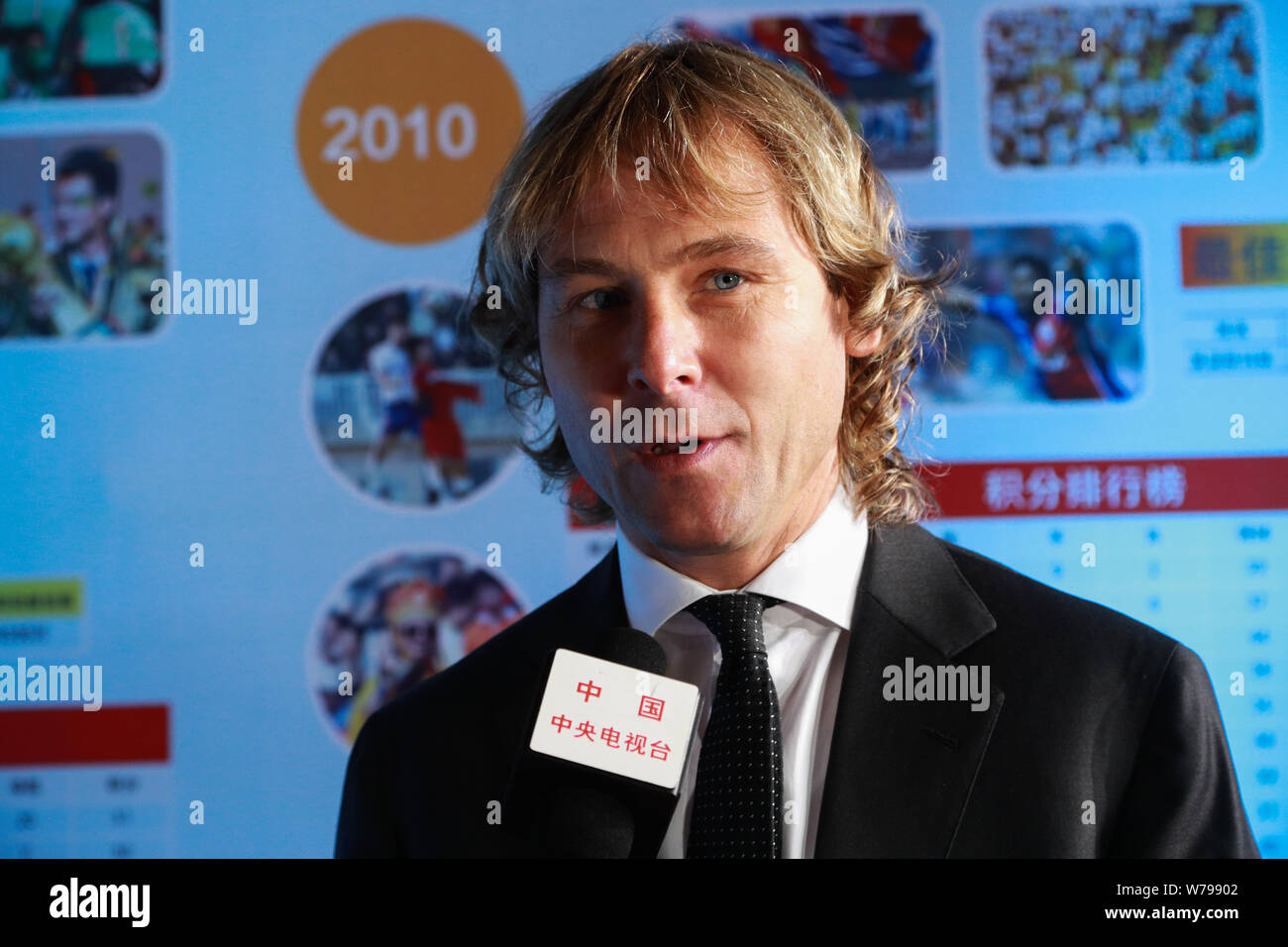 Repubblica ceca football star Pavel Nedved riceve un intervista prima di CSL Football Awards 2017 awards cerimonia di passaggio a Chongqing Cina, 11 novembre 2 Foto Stock