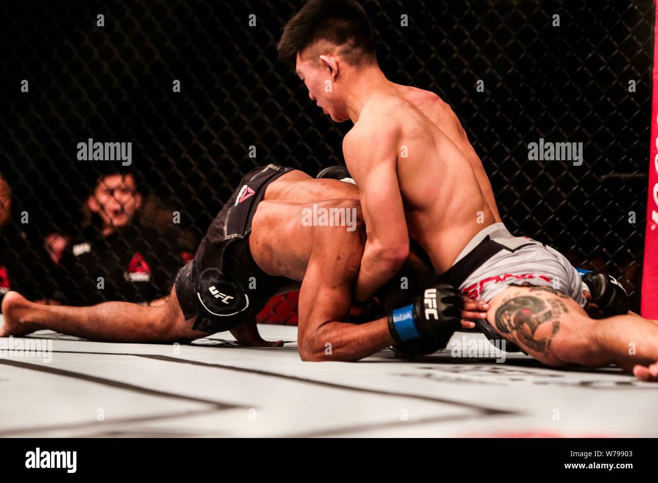 Cinese di arti marziali miste artista canzone Yadong, destra hits Indian mixed martial artista Bharat Khandare durante il 2017 UFC Fight Night Shanghai presso la Merc Foto Stock