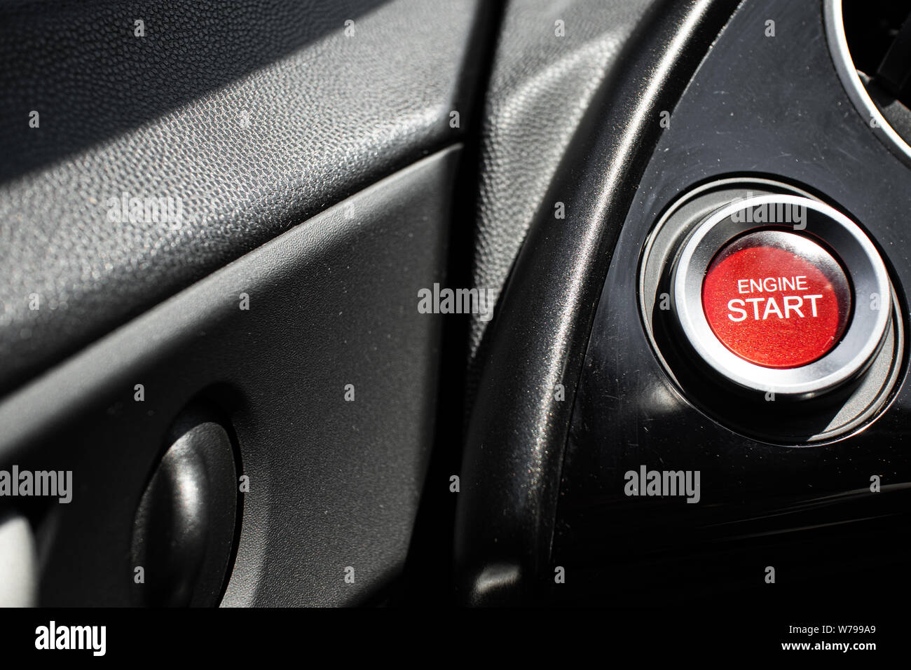 Rosso start pulsante motore su un auto del cockpit Foto Stock