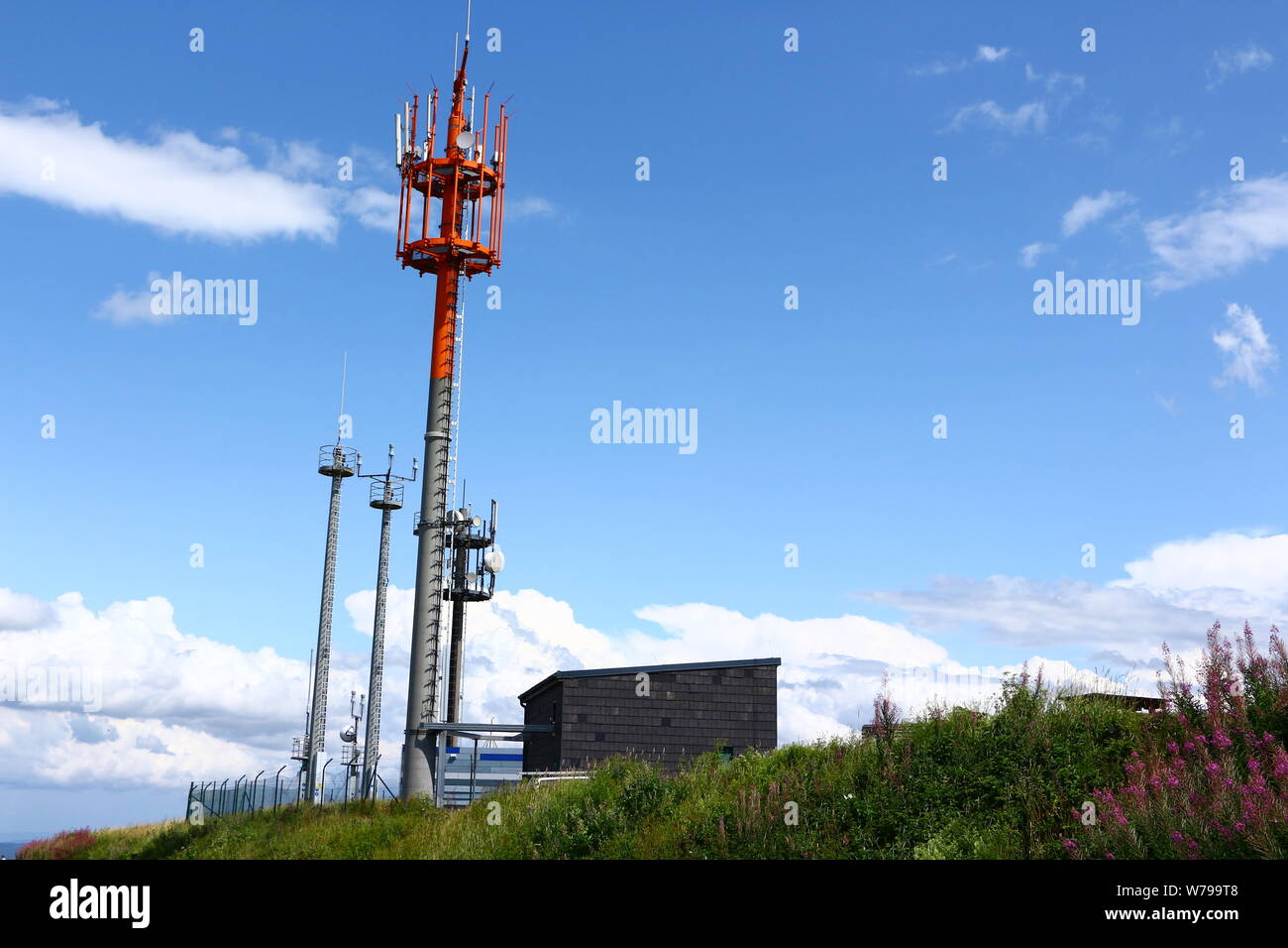 Antennenanlage auf dem Gipfelplateau der Wasserkuppe in der Rhön Foto Stock