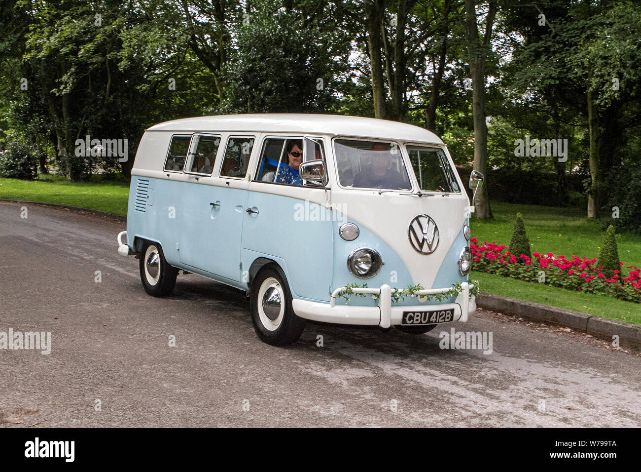 1964 Vintage Volkswagen, trasportatore, camper furgoni, kombi, combi, camper furgoni, camper, microbus, bus, camper, Vecchio, storico, traversata M6, Regno Unito Foto Stock