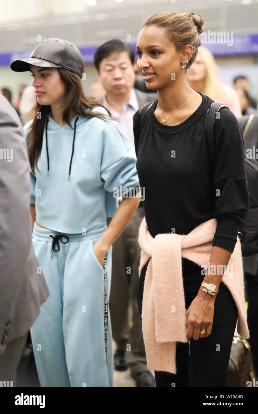 Victoria's Secret Angel e modello portoghese Sara Sampaio, a sinistra è illustrato dopo che arrivano presso l'Aeroporto Internazionale di Shanghai Pudong davanti al Foto Stock