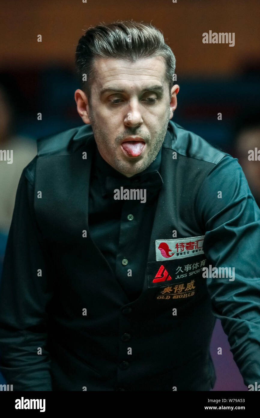 Mark Selby di Inghilterra ritiene che un colpo di Mark Williams del Galles nel loro terzo round corrispondere durante il 2017 Shanghai Masters snooker nel torneo di Sha Foto Stock