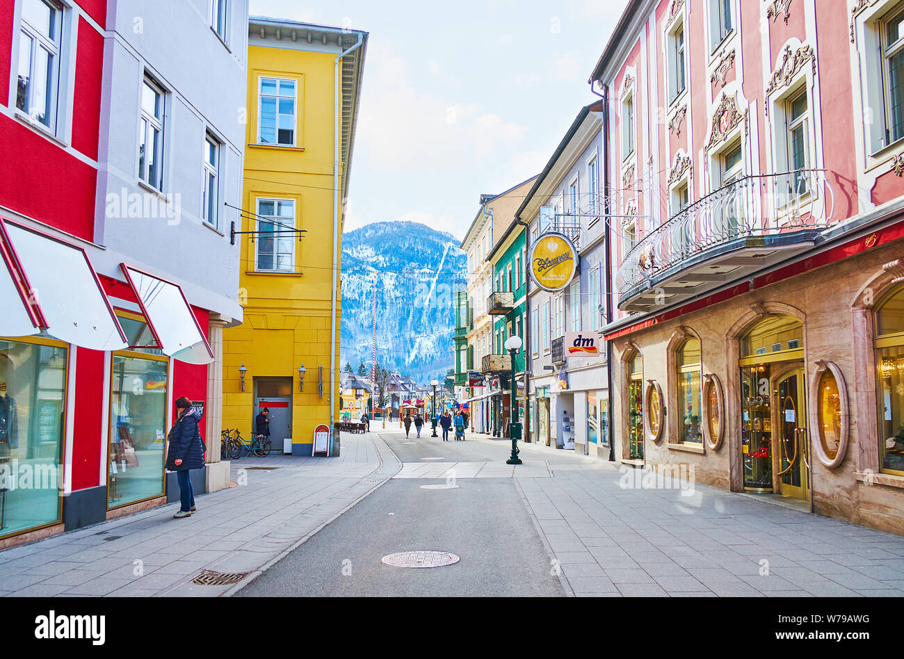 BAD Ischl Austria - 26 febbraio 2019: a piedi Pfarrgasse street - la città centrale promenade con vecchi palazzi, negozi turistici, caffetterie, passato tradizionale Foto Stock